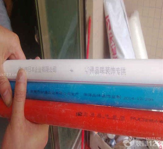 　　再說回水電驗(yàn)收. 我們自己是完全不懂, 岳父比我們有經(jīng)驗(yàn)些, 再加上有裝修123網(wǎng)站的工作人員專業(yè)驗(yàn)收, 感覺也放心了些. 電我們是一早說好是按位收費(fèi), 位置也是我們一一確認(rèn)過的, 所以費(fèi)用心里也大概有了個(gè)底.大概聽老婆提了下說提出來改出來的小房間與衛(wèi)生間那塊電線需改動, 其他就不太清楚了. 上周五驗(yàn)收完后裝修公司要求算水電費(fèi)用及打墻砌墻費(fèi)用. 想著定水位電位時(shí)岳父還沒來他也不太清楚, 所以我和老婆都趕到了新房. 但是還是超了些. 客廳燈餐廳燈說要收5個(gè)位, 最終的溝通后定下來只算各一位.<br>