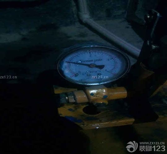 　　再說回水電驗(yàn)收. 我們自己是完全不懂, 岳父比我們有經(jīng)驗(yàn)些, 再加上有裝修123網(wǎng)站的工作人員專業(yè)驗(yàn)收, 感覺也放心了些. 電我們是一早說好是按位收費(fèi), 位置也是我們一一確認(rèn)過的, 所以費(fèi)用心里也大概有了個(gè)底.大概聽老婆提了下說提出來改出來的小房間與衛(wèi)生間那塊電線需改動, 其他就不太清楚了. 上周五驗(yàn)收完后裝修公司要求算水電費(fèi)用及打墻砌墻費(fèi)用. 想著定水位電位時(shí)岳父還沒來他也不太清楚, 所以我和老婆都趕到了新房. 但是還是超了些. 客廳燈餐廳燈說要收5個(gè)位, 最終的溝通后定下來只算各一位.<br>