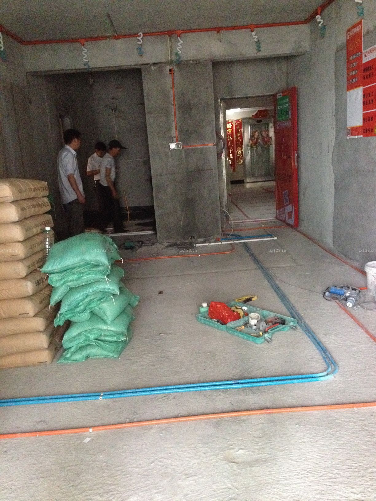 　　再說回水電驗(yàn)收. 我們自己是完全不懂, 岳父比我們有經(jīng)驗(yàn)些, 再加上有裝修123網(wǎng)站的工作人員專業(yè)驗(yàn)收, 感覺也放心了些. 電我們是一早說好是按位收費(fèi), 位置也是我們一一確認(rèn)過的, 所以費(fèi)用心里也大概有了個(gè)底.大概聽老婆提了下說提出來改出來的小房間與衛(wèi)生間那塊電線需改動, 其他就不太清楚了. 上周五驗(yàn)收完后裝修公司要求算水電費(fèi)用及打墻砌墻費(fèi)用. 想著定水位電位時(shí)岳父還沒來他也不太清楚, 所以我和老婆都趕到了新房. 但是還是超了些. 客廳燈餐廳燈說要收5個(gè)位, 最終的溝通后定下來只算各一位.<br>