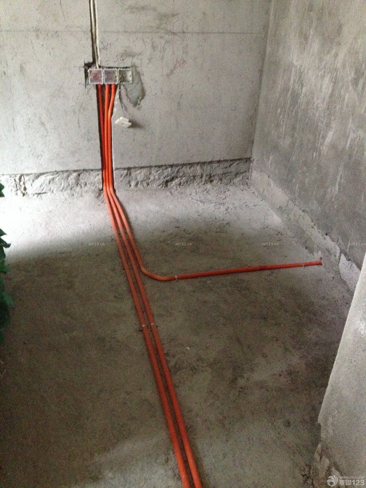 　　再說回水電驗(yàn)收. 我們自己是完全不懂, 岳父比我們有經(jīng)驗(yàn)些, 再加上有裝修123網(wǎng)站的工作人員專業(yè)驗(yàn)收, 感覺也放心了些. 電我們是一早說好是按位收費(fèi), 位置也是我們一一確認(rèn)過的, 所以費(fèi)用心里也大概有了個(gè)底.大概聽老婆提了下說提出來改出來的小房間與衛(wèi)生間那塊電線需改動, 其他就不太清楚了. 上周五驗(yàn)收完后裝修公司要求算水電費(fèi)用及打墻砌墻費(fèi)用. 想著定水位電位時(shí)岳父還沒來他也不太清楚, 所以我和老婆都趕到了新房. 但是還是超了些. 客廳燈餐廳燈說要收5個(gè)位, 最終的溝通后定下來只算各一位.<br>