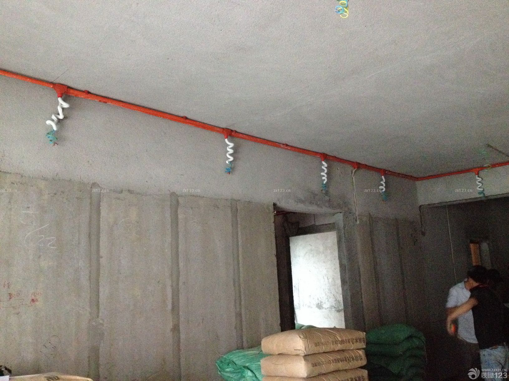 　　再說回水電驗(yàn)收. 我們自己是完全不懂, 岳父比我們有經(jīng)驗(yàn)些, 再加上有裝修123網(wǎng)站的工作人員專業(yè)驗(yàn)收, 感覺也放心了些. 電我們是一早說好是按位收費(fèi), 位置也是我們一一確認(rèn)過的, 所以費(fèi)用心里也大概有了個(gè)底.大概聽老婆提了下說提出來改出來的小房間與衛(wèi)生間那塊電線需改動, 其他就不太清楚了. 上周五驗(yàn)收完后裝修公司要求算水電費(fèi)用及打墻砌墻費(fèi)用. 想著定水位電位時(shí)岳父還沒來他也不太清楚, 所以我和老婆都趕到了新房. 但是還是超了些. 客廳燈餐廳燈說要收5個(gè)位, 最終的溝通后定下來只算各一位.<br>