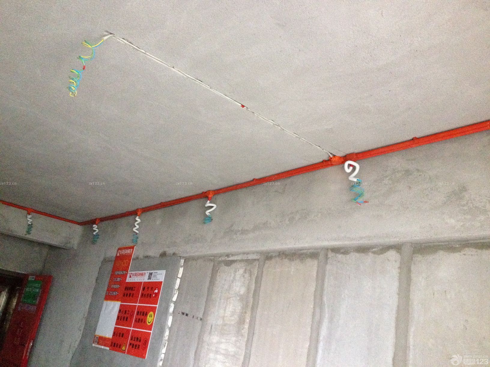 　　再說回水電驗(yàn)收. 我們自己是完全不懂, 岳父比我們有經(jīng)驗(yàn)些, 再加上有裝修123網(wǎng)站的工作人員專業(yè)驗(yàn)收, 感覺也放心了些. 電我們是一早說好是按位收費(fèi), 位置也是我們一一確認(rèn)過的, 所以費(fèi)用心里也大概有了個(gè)底.大概聽老婆提了下說提出來改出來的小房間與衛(wèi)生間那塊電線需改動, 其他就不太清楚了. 上周五驗(yàn)收完后裝修公司要求算水電費(fèi)用及打墻砌墻費(fèi)用. 想著定水位電位時(shí)岳父還沒來他也不太清楚, 所以我和老婆都趕到了新房. 但是還是超了些. 客廳燈餐廳燈說要收5個(gè)位, 最終的溝通后定下來只算各一位.<br>