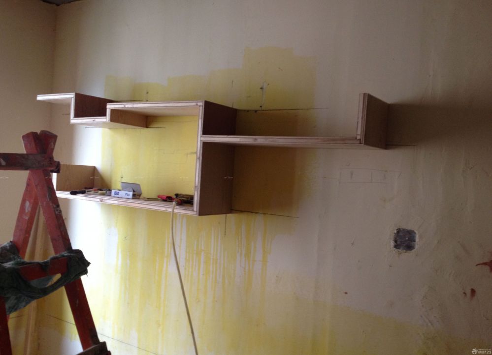 　　話說這第一次裝修我們怎那么淡定吶. 這周木工結(jié)束了, 然后廚房衛(wèi)生間陽臺貼磚, 今天要不是因?yàn)樽瞿竟r(shí)打電話來說之前設(shè)計(jì)師給的書桌弧形轉(zhuǎn)角不好做的話, 可能我們的書桌和墻上層板就直接按之前圖紙上做好了. 因?yàn)橹霸O(shè)計(jì)師設(shè)計(jì)的完全沒造型, 非常簡單單一. 我們房間的因?yàn)椴惶浀脡εc飄窗距離所以我沒法找到合適的圖片。<br>