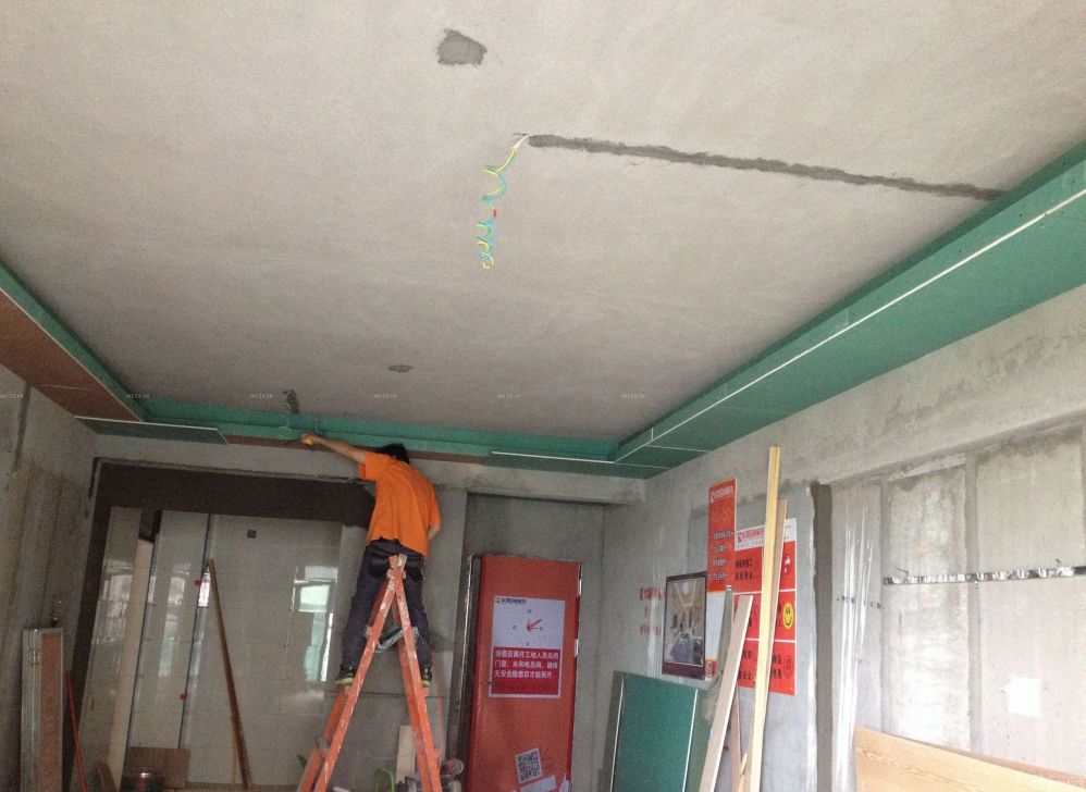 　　話說這第一次裝修我們怎那么淡定吶. 這周木工結(jié)束了, 然后廚房衛(wèi)生間陽臺貼磚, 今天要不是因?yàn)樽瞿竟r(shí)打電話來說之前設(shè)計(jì)師給的書桌弧形轉(zhuǎn)角不好做的話, 可能我們的書桌和墻上層板就直接按之前圖紙上做好了. 因?yàn)橹霸O(shè)計(jì)師設(shè)計(jì)的完全沒造型, 非常簡單單一. 我們房間的因?yàn)椴惶浀脡εc飄窗距離所以我沒法找到合適的圖片。<br>