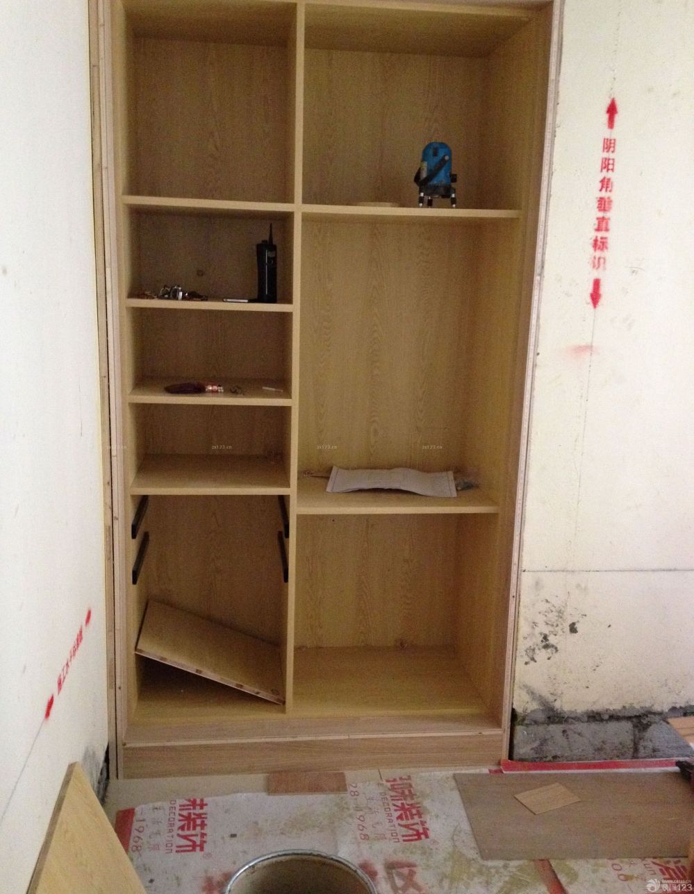 　　話說這第一次裝修我們怎那么淡定吶. 這周木工結(jié)束了, 然后廚房衛(wèi)生間陽臺貼磚, 今天要不是因?yàn)樽瞿竟r(shí)打電話來說之前設(shè)計(jì)師給的書桌弧形轉(zhuǎn)角不好做的話, 可能我們的書桌和墻上層板就直接按之前圖紙上做好了. 因?yàn)橹霸O(shè)計(jì)師設(shè)計(jì)的完全沒造型, 非常簡單單一. 我們房間的因?yàn)椴惶浀脡εc飄窗距離所以我沒法找到合適的圖片。<br>