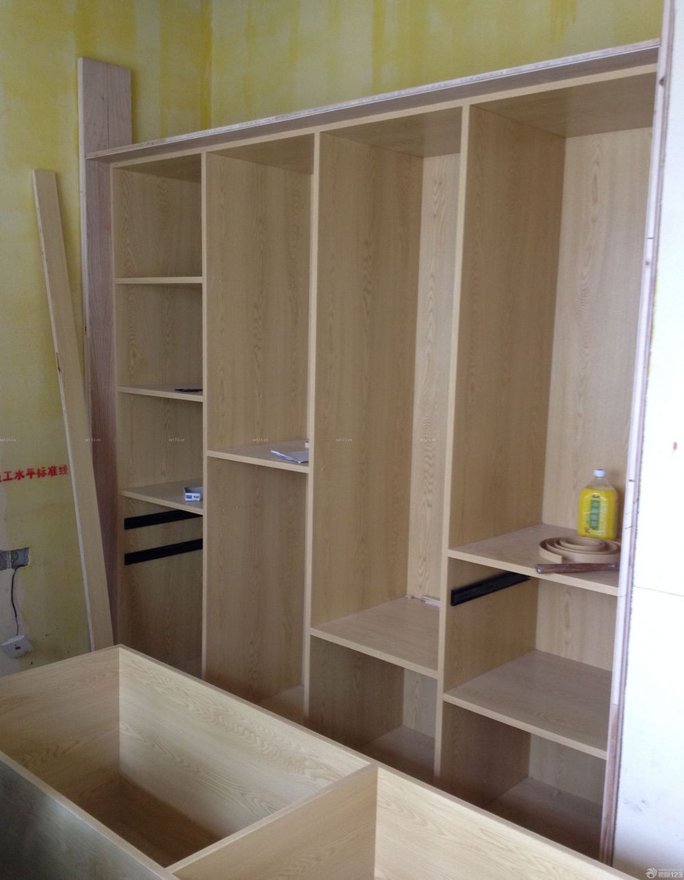 　　話說這第一次裝修我們怎那么淡定吶. 這周木工結(jié)束了, 然后廚房衛(wèi)生間陽臺貼磚, 今天要不是因?yàn)樽瞿竟r(shí)打電話來說之前設(shè)計(jì)師給的書桌弧形轉(zhuǎn)角不好做的話, 可能我們的書桌和墻上層板就直接按之前圖紙上做好了. 因?yàn)橹霸O(shè)計(jì)師設(shè)計(jì)的完全沒造型, 非常簡單單一. 我們房間的因?yàn)椴惶浀脡εc飄窗距離所以我沒法找到合適的圖片。<br>