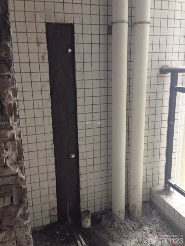 &nbsp;終于等到裝修隊(duì)伍進(jìn)場了，裝修公司是看了一家又一家，很多都是在細(xì)節(jié)上談不下來。還要很多都是裝修的效果不理想，最后還是在朋友推薦的情況下找到的這里的公司。感覺還是很不錯(cuò)。合約細(xì)節(jié)列的很詳細(xì)，而且開工時(shí)間很準(zhǔn)時(shí)。