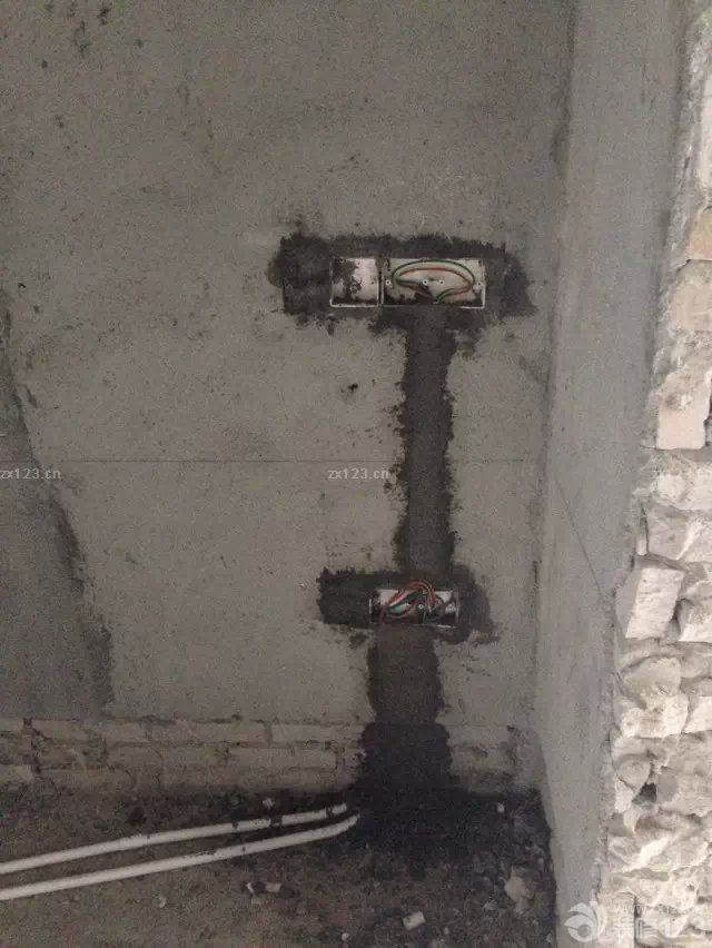 &nbsp;終于等到裝修隊(duì)伍進(jìn)場了，裝修公司是看了一家又一家，很多都是在細(xì)節(jié)上談不下來。還要很多都是裝修的效果不理想，最后還是在朋友推薦的情況下找到的這里的公司。感覺還是很不錯(cuò)。合約細(xì)節(jié)列的很詳細(xì)，而且開工時(shí)間很準(zhǔn)時(shí)。