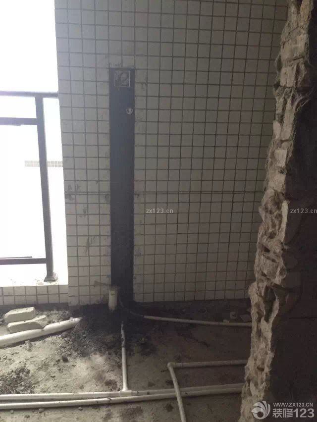 &nbsp;終于等到裝修隊(duì)伍進(jìn)場了，裝修公司是看了一家又一家，很多都是在細(xì)節(jié)上談不下來。還要很多都是裝修的效果不理想，最后還是在朋友推薦的情況下找到的這里的公司。感覺還是很不錯(cuò)。合約細(xì)節(jié)列的很詳細(xì)，而且開工時(shí)間很準(zhǔn)時(shí)。