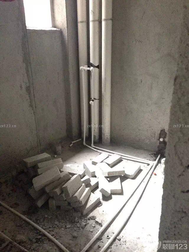 &nbsp;終于等到裝修隊(duì)伍進(jìn)場了，裝修公司是看了一家又一家，很多都是在細(xì)節(jié)上談不下來。還要很多都是裝修的效果不理想，最后還是在朋友推薦的情況下找到的這里的公司。感覺還是很不錯(cuò)。合約細(xì)節(jié)列的很詳細(xì)，而且開工時(shí)間很準(zhǔn)時(shí)。