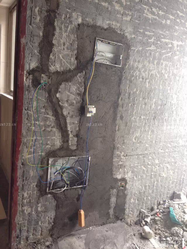 &nbsp;終于等到裝修隊(duì)伍進(jìn)場了，裝修公司是看了一家又一家，很多都是在細(xì)節(jié)上談不下來。還要很多都是裝修的效果不理想，最后還是在朋友推薦的情況下找到的這里的公司。感覺還是很不錯(cuò)。合約細(xì)節(jié)列的很詳細(xì)，而且開工時(shí)間很準(zhǔn)時(shí)。