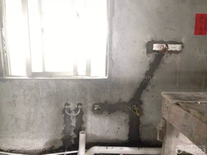 &nbsp;終于等到裝修隊(duì)伍進(jìn)場了，裝修公司是看了一家又一家，很多都是在細(xì)節(jié)上談不下來。還要很多都是裝修的效果不理想，最后還是在朋友推薦的情況下找到的這里的公司。感覺還是很不錯(cuò)。合約細(xì)節(jié)列的很詳細(xì)，而且開工時(shí)間很準(zhǔn)時(shí)。