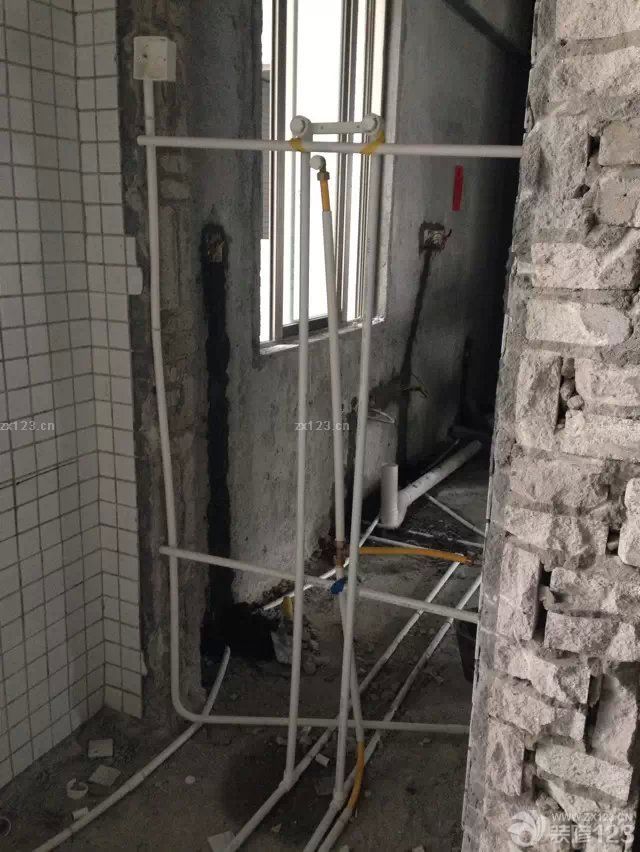 &nbsp;終于等到裝修隊(duì)伍進(jìn)場了，裝修公司是看了一家又一家，很多都是在細(xì)節(jié)上談不下來。還要很多都是裝修的效果不理想，最后還是在朋友推薦的情況下找到的這里的公司。感覺還是很不錯(cuò)。合約細(xì)節(jié)列的很詳細(xì)，而且開工時(shí)間很準(zhǔn)時(shí)。