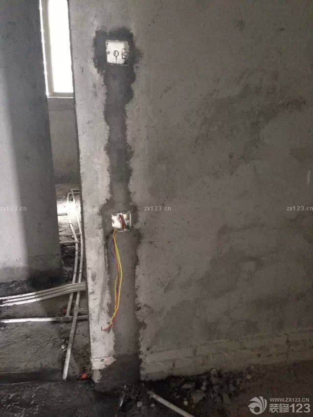 &nbsp;終于等到裝修隊(duì)伍進(jìn)場了，裝修公司是看了一家又一家，很多都是在細(xì)節(jié)上談不下來。還要很多都是裝修的效果不理想，最后還是在朋友推薦的情況下找到的這里的公司。感覺還是很不錯(cuò)。合約細(xì)節(jié)列的很詳細(xì)，而且開工時(shí)間很準(zhǔn)時(shí)。