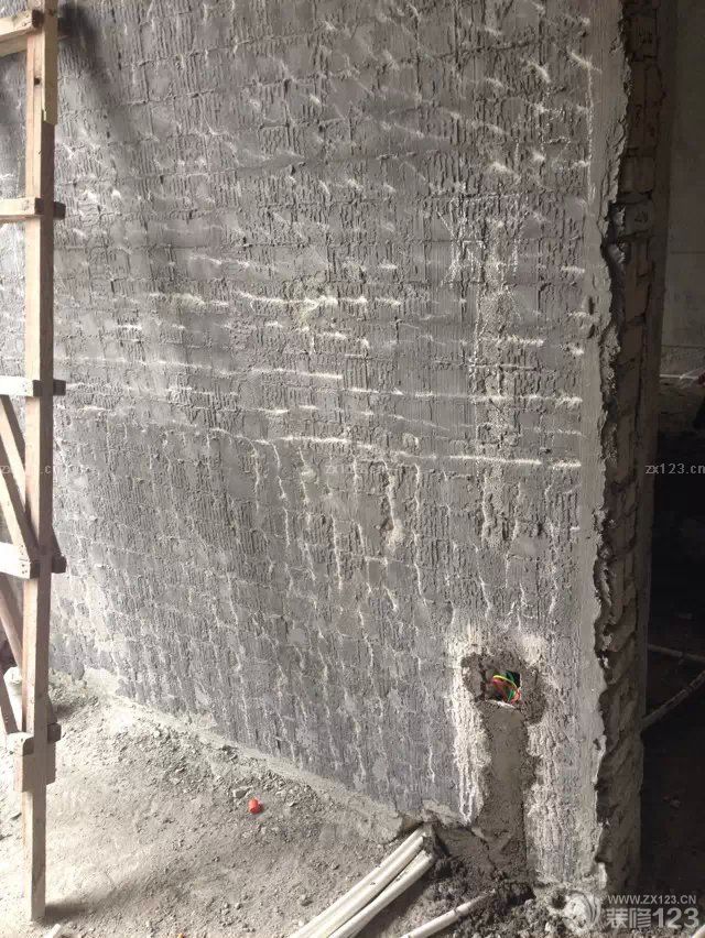 &nbsp;終于等到裝修隊(duì)伍進(jìn)場了，裝修公司是看了一家又一家，很多都是在細(xì)節(jié)上談不下來。還要很多都是裝修的效果不理想，最后還是在朋友推薦的情況下找到的這里的公司。感覺還是很不錯(cuò)。合約細(xì)節(jié)列的很詳細(xì)，而且開工時(shí)間很準(zhǔn)時(shí)。