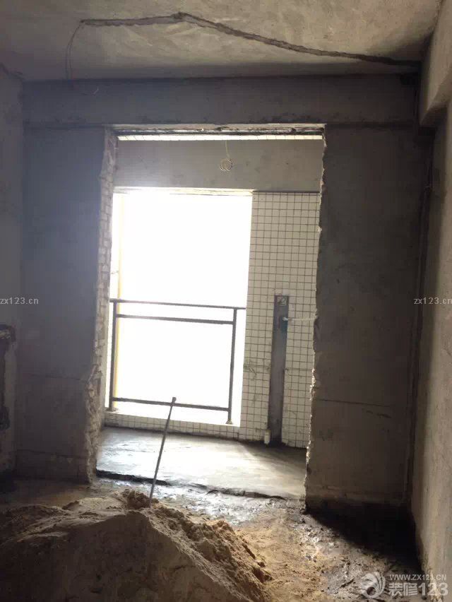 &nbsp;終于等到裝修隊(duì)伍進(jìn)場了，裝修公司是看了一家又一家，很多都是在細(xì)節(jié)上談不下來。還要很多都是裝修的效果不理想，最后還是在朋友推薦的情況下找到的這里的公司。感覺還是很不錯(cuò)。合約細(xì)節(jié)列的很詳細(xì)，而且開工時(shí)間很準(zhǔn)時(shí)。