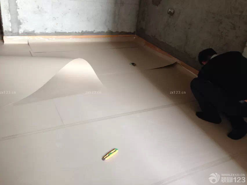 &nbsp;泥木方面是我們比較放心的，因?yàn)檠b修公司有派監(jiān)理來現(xiàn)場看著，這樣節(jié)省了我們很多的精力，能夠把更多的時(shí)間放在用來選擇好的材料上。這樣一來我們就有更多的時(shí)間對新家的裝修進(jìn)行更多的構(gòu)思和選擇。