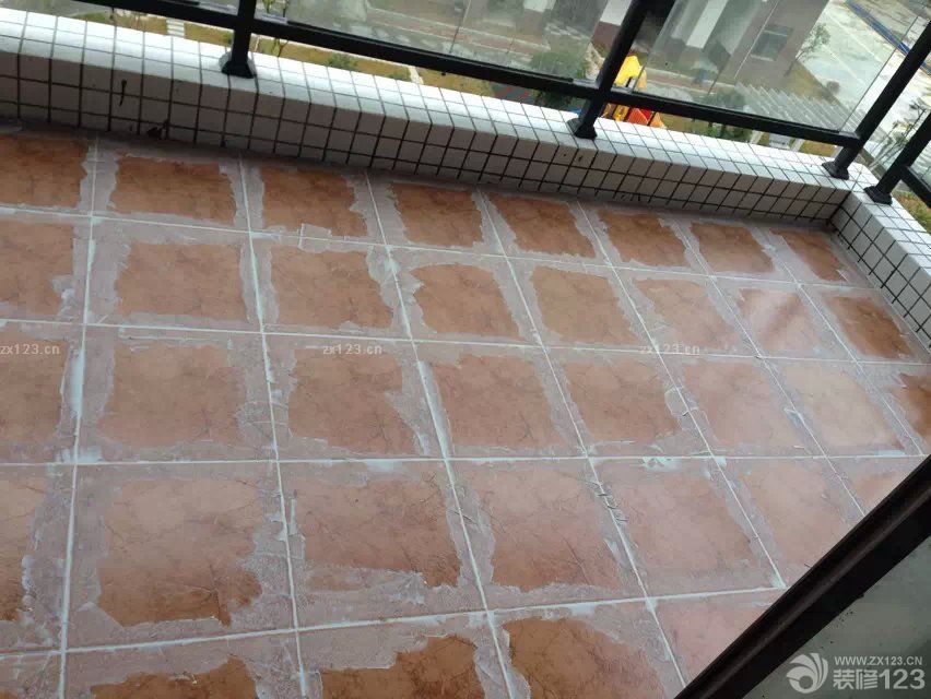 &nbsp;泥木方面是我們比較放心的，因?yàn)檠b修公司有派監(jiān)理來現(xiàn)場看著，這樣節(jié)省了我們很多的精力，能夠把更多的時(shí)間放在用來選擇好的材料上。這樣一來我們就有更多的時(shí)間對新家的裝修進(jìn)行更多的構(gòu)思和選擇。