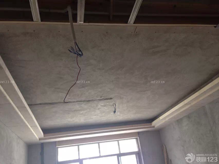 &nbsp;泥木方面是我們比較放心的，因?yàn)檠b修公司有派監(jiān)理來現(xiàn)場看著，這樣節(jié)省了我們很多的精力，能夠把更多的時(shí)間放在用來選擇好的材料上。這樣一來我們就有更多的時(shí)間對新家的裝修進(jìn)行更多的構(gòu)思和選擇。