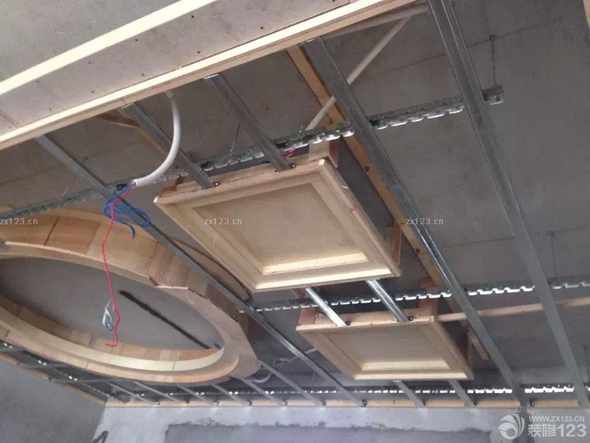 &nbsp;泥木方面是我們比較放心的，因?yàn)檠b修公司有派監(jiān)理來現(xiàn)場看著，這樣節(jié)省了我們很多的精力，能夠把更多的時(shí)間放在用來選擇好的材料上。這樣一來我們就有更多的時(shí)間對新家的裝修進(jìn)行更多的構(gòu)思和選擇。