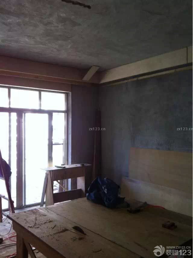 &nbsp;泥木方面是我們比較放心的，因?yàn)檠b修公司有派監(jiān)理來現(xiàn)場看著，這樣節(jié)省了我們很多的精力，能夠把更多的時(shí)間放在用來選擇好的材料上。這樣一來我們就有更多的時(shí)間對新家的裝修進(jìn)行更多的構(gòu)思和選擇。