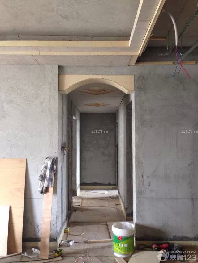 &nbsp;泥木方面是我們比較放心的，因?yàn)檠b修公司有派監(jiān)理來現(xiàn)場看著，這樣節(jié)省了我們很多的精力，能夠把更多的時(shí)間放在用來選擇好的材料上。這樣一來我們就有更多的時(shí)間對新家的裝修進(jìn)行更多的構(gòu)思和選擇。