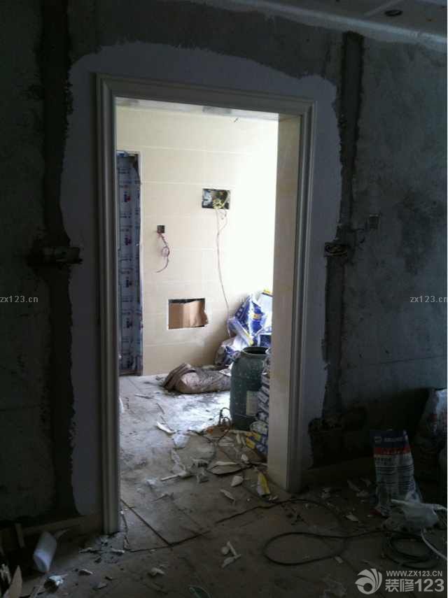 考慮到油漆的重要性，我們在選擇的時(shí)候更多的是花時(shí)間對整個(gè)油漆本身的材料進(jìn)行考察，環(huán)保的材料是我們選擇的第一標(biāo)準(zhǔn)。因?yàn)榭紤]到老婆已經(jīng)懷孕了，環(huán)境的健康尤為重要，所以寧愿買貴一點(diǎn)好一點(diǎn)的材料，也不想買那些便宜的劣質(zhì)油漆。