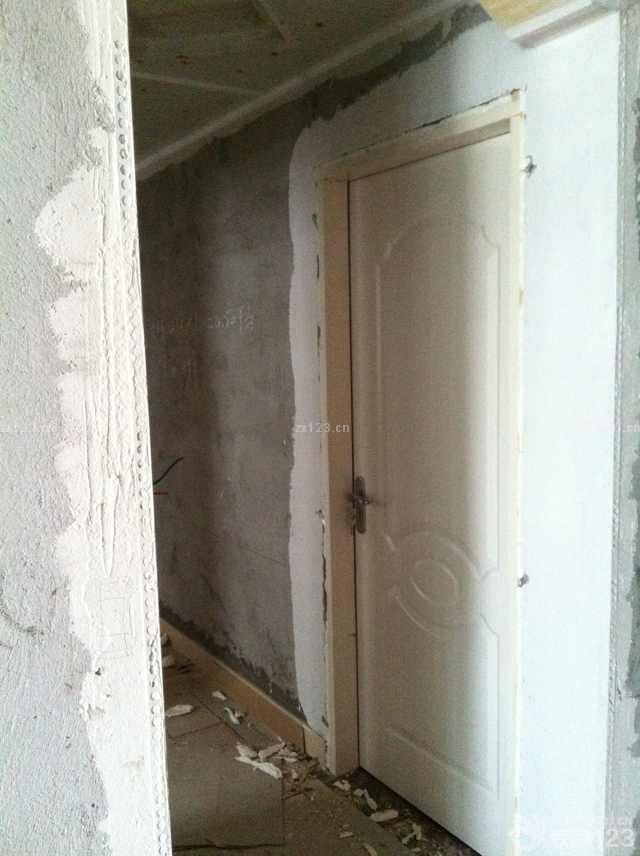 考慮到油漆的重要性，我們在選擇的時(shí)候更多的是花時(shí)間對整個(gè)油漆本身的材料進(jìn)行考察，環(huán)保的材料是我們選擇的第一標(biāo)準(zhǔn)。因?yàn)榭紤]到老婆已經(jīng)懷孕了，環(huán)境的健康尤為重要，所以寧愿買貴一點(diǎn)好一點(diǎn)的材料，也不想買那些便宜的劣質(zhì)油漆。