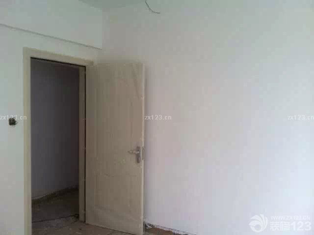 考慮到油漆的重要性，我們在選擇的時(shí)候更多的是花時(shí)間對整個(gè)油漆本身的材料進(jìn)行考察，環(huán)保的材料是我們選擇的第一標(biāo)準(zhǔn)。因?yàn)榭紤]到老婆已經(jīng)懷孕了，環(huán)境的健康尤為重要，所以寧愿買貴一點(diǎn)好一點(diǎn)的材料，也不想買那些便宜的劣質(zhì)油漆。