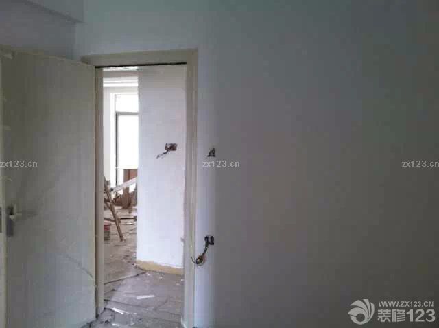 考慮到油漆的重要性，我們在選擇的時(shí)候更多的是花時(shí)間對整個(gè)油漆本身的材料進(jìn)行考察，環(huán)保的材料是我們選擇的第一標(biāo)準(zhǔn)。因?yàn)榭紤]到老婆已經(jīng)懷孕了，環(huán)境的健康尤為重要，所以寧愿買貴一點(diǎn)好一點(diǎn)的材料，也不想買那些便宜的劣質(zhì)油漆。