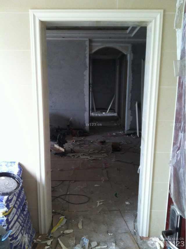 考慮到油漆的重要性，我們在選擇的時(shí)候更多的是花時(shí)間對整個(gè)油漆本身的材料進(jìn)行考察，環(huán)保的材料是我們選擇的第一標(biāo)準(zhǔn)。因?yàn)榭紤]到老婆已經(jīng)懷孕了，環(huán)境的健康尤為重要，所以寧愿買貴一點(diǎn)好一點(diǎn)的材料，也不想買那些便宜的劣質(zhì)油漆。