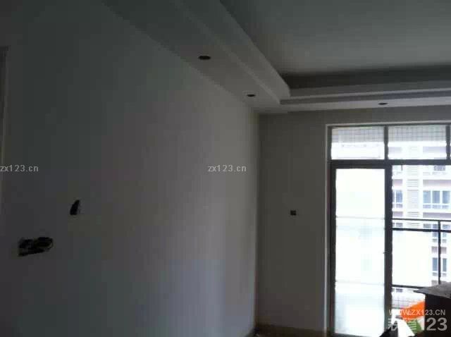 考慮到油漆的重要性，我們在選擇的時(shí)候更多的是花時(shí)間對整個(gè)油漆本身的材料進(jìn)行考察，環(huán)保的材料是我們選擇的第一標(biāo)準(zhǔn)。因?yàn)榭紤]到老婆已經(jīng)懷孕了，環(huán)境的健康尤為重要，所以寧愿買貴一點(diǎn)好一點(diǎn)的材料，也不想買那些便宜的劣質(zhì)油漆。