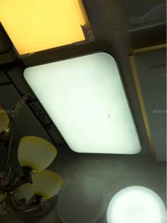 考慮到油漆的重要性，我們在選擇的時(shí)候更多的是花時(shí)間對整個(gè)油漆本身的材料進(jìn)行考察，環(huán)保的材料是我們選擇的第一標(biāo)準(zhǔn)。因?yàn)榭紤]到老婆已經(jīng)懷孕了，環(huán)境的健康尤為重要，所以寧愿買貴一點(diǎn)好一點(diǎn)的材料，也不想買那些便宜的劣質(zhì)油漆。