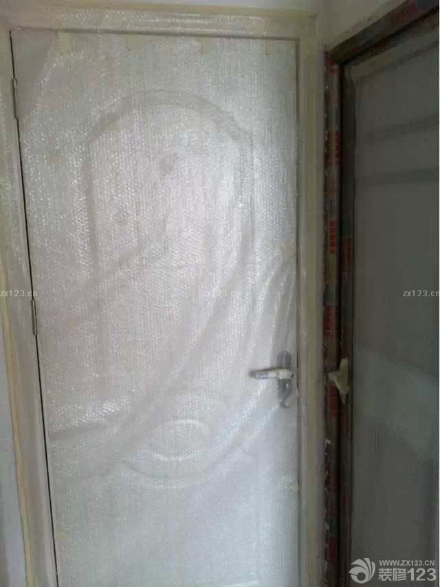 考慮到油漆的重要性，我們在選擇的時(shí)候更多的是花時(shí)間對整個(gè)油漆本身的材料進(jìn)行考察，環(huán)保的材料是我們選擇的第一標(biāo)準(zhǔn)。因?yàn)榭紤]到老婆已經(jīng)懷孕了，環(huán)境的健康尤為重要，所以寧愿買貴一點(diǎn)好一點(diǎn)的材料，也不想買那些便宜的劣質(zhì)油漆。