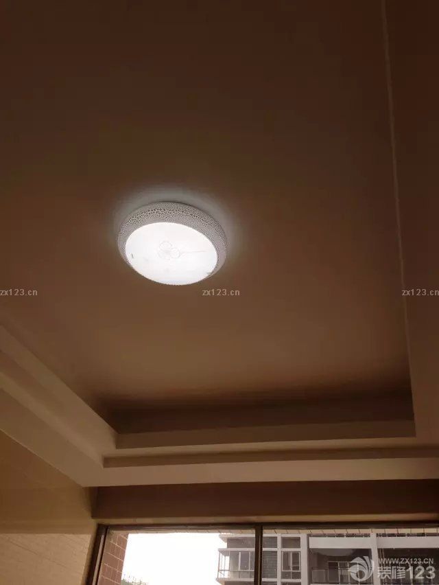 &nbsp;整個(gè)硬裝部分算是安全畢業(yè)了，這叫一個(gè)累啊。要不是整個(gè)裝修隊(duì)伍給力，多半我們已經(jīng)累壞了，還好裝修的工期在預(yù)期之內(nèi)，沒有到最熱的時(shí)候，而且最后整個(gè)預(yù)算也只是超過了一點(diǎn)點(diǎn)。接下來就是慢慢對家里的一些小飾品的添加，讓整個(gè)小家變得更加的溫馨一點(diǎn)。