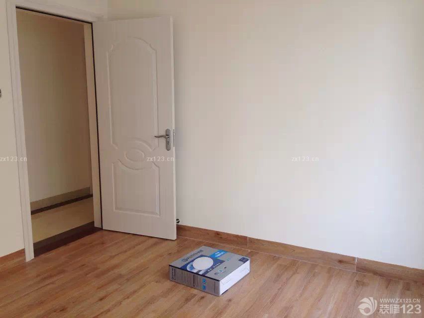 &nbsp;整個(gè)硬裝部分算是安全畢業(yè)了，這叫一個(gè)累啊。要不是整個(gè)裝修隊(duì)伍給力，多半我們已經(jīng)累壞了，還好裝修的工期在預(yù)期之內(nèi)，沒有到最熱的時(shí)候，而且最后整個(gè)預(yù)算也只是超過了一點(diǎn)點(diǎn)。接下來就是慢慢對家里的一些小飾品的添加，讓整個(gè)小家變得更加的溫馨一點(diǎn)。