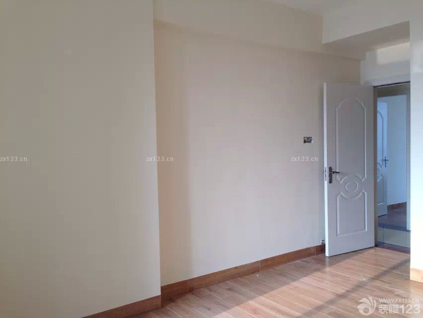 &nbsp;整個(gè)硬裝部分算是安全畢業(yè)了，這叫一個(gè)累啊。要不是整個(gè)裝修隊(duì)伍給力，多半我們已經(jīng)累壞了，還好裝修的工期在預(yù)期之內(nèi)，沒有到最熱的時(shí)候，而且最后整個(gè)預(yù)算也只是超過了一點(diǎn)點(diǎn)。接下來就是慢慢對家里的一些小飾品的添加，讓整個(gè)小家變得更加的溫馨一點(diǎn)。