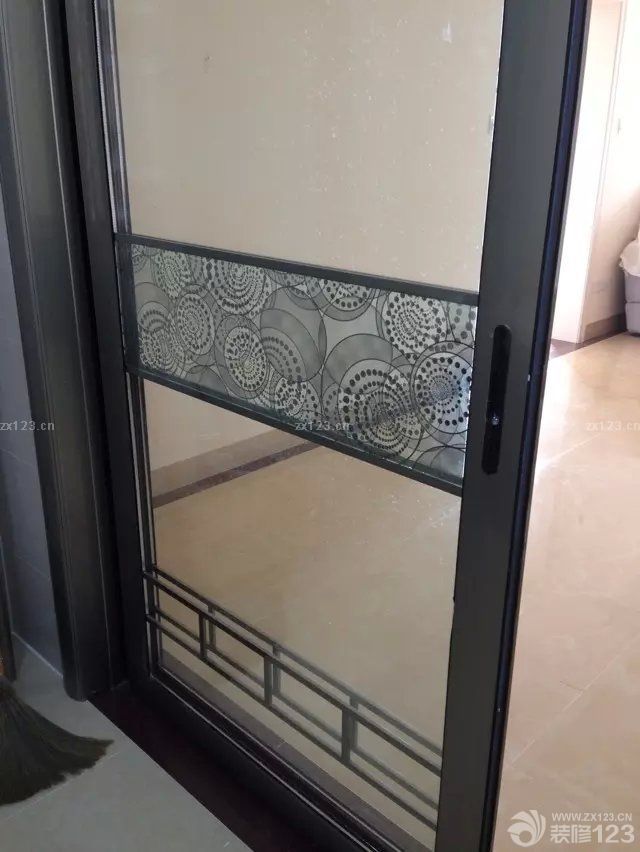 &nbsp;整個(gè)硬裝部分算是安全畢業(yè)了，這叫一個(gè)累啊。要不是整個(gè)裝修隊(duì)伍給力，多半我們已經(jīng)累壞了，還好裝修的工期在預(yù)期之內(nèi)，沒有到最熱的時(shí)候，而且最后整個(gè)預(yù)算也只是超過了一點(diǎn)點(diǎn)。接下來就是慢慢對家里的一些小飾品的添加，讓整個(gè)小家變得更加的溫馨一點(diǎn)。