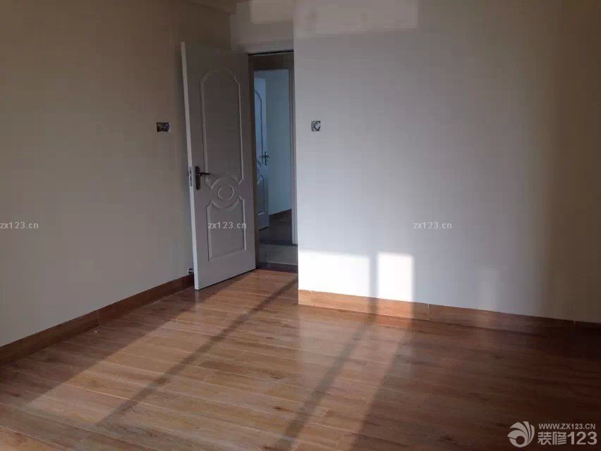 &nbsp;整個(gè)硬裝部分算是安全畢業(yè)了，這叫一個(gè)累啊。要不是整個(gè)裝修隊(duì)伍給力，多半我們已經(jīng)累壞了，還好裝修的工期在預(yù)期之內(nèi)，沒有到最熱的時(shí)候，而且最后整個(gè)預(yù)算也只是超過了一點(diǎn)點(diǎn)。接下來就是慢慢對家里的一些小飾品的添加，讓整個(gè)小家變得更加的溫馨一點(diǎn)。