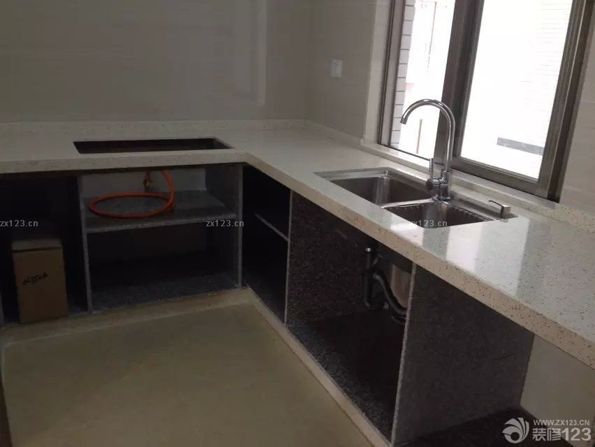 &nbsp;整個(gè)硬裝部分算是安全畢業(yè)了，這叫一個(gè)累啊。要不是整個(gè)裝修隊(duì)伍給力，多半我們已經(jīng)累壞了，還好裝修的工期在預(yù)期之內(nèi)，沒有到最熱的時(shí)候，而且最后整個(gè)預(yù)算也只是超過了一點(diǎn)點(diǎn)。接下來就是慢慢對家里的一些小飾品的添加，讓整個(gè)小家變得更加的溫馨一點(diǎn)。