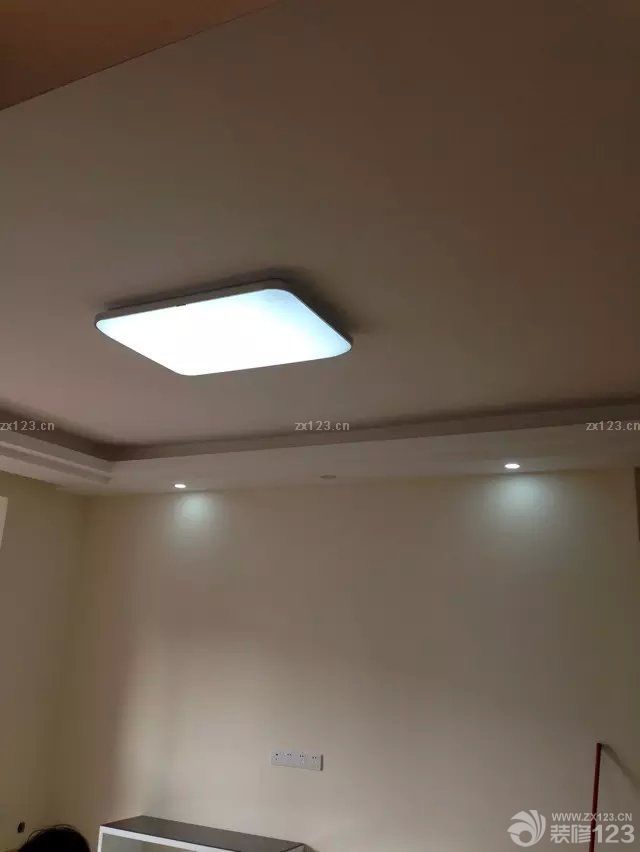 &nbsp;整個(gè)硬裝部分算是安全畢業(yè)了，這叫一個(gè)累啊。要不是整個(gè)裝修隊(duì)伍給力，多半我們已經(jīng)累壞了，還好裝修的工期在預(yù)期之內(nèi)，沒有到最熱的時(shí)候，而且最后整個(gè)預(yù)算也只是超過了一點(diǎn)點(diǎn)。接下來就是慢慢對家里的一些小飾品的添加，讓整個(gè)小家變得更加的溫馨一點(diǎn)。