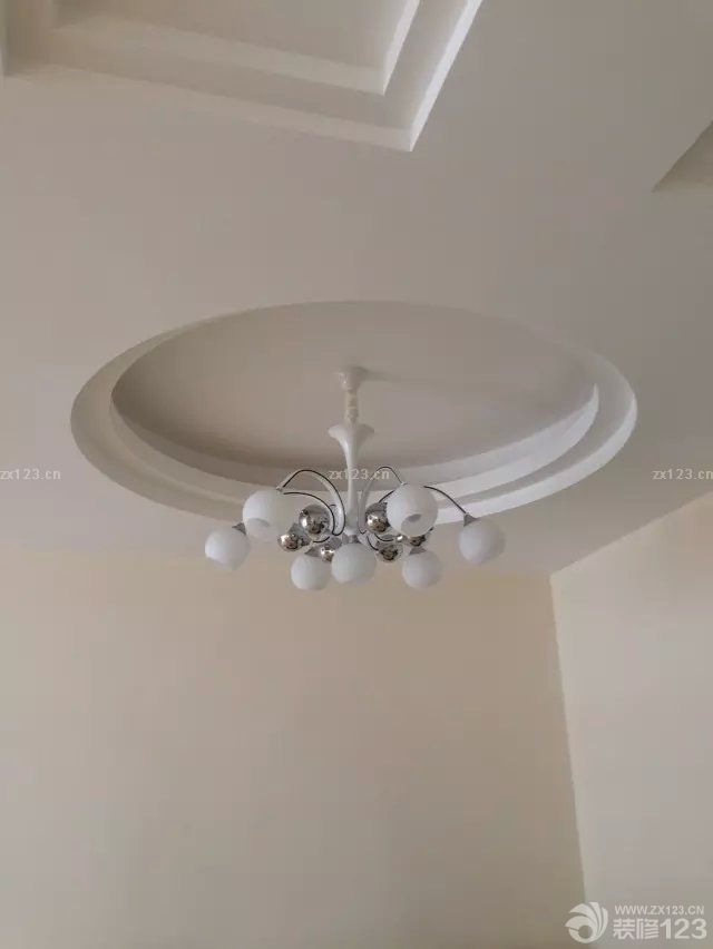 &nbsp;整個(gè)硬裝部分算是安全畢業(yè)了，這叫一個(gè)累啊。要不是整個(gè)裝修隊(duì)伍給力，多半我們已經(jīng)累壞了，還好裝修的工期在預(yù)期之內(nèi)，沒有到最熱的時(shí)候，而且最后整個(gè)預(yù)算也只是超過了一點(diǎn)點(diǎn)。接下來就是慢慢對家里的一些小飾品的添加，讓整個(gè)小家變得更加的溫馨一點(diǎn)。