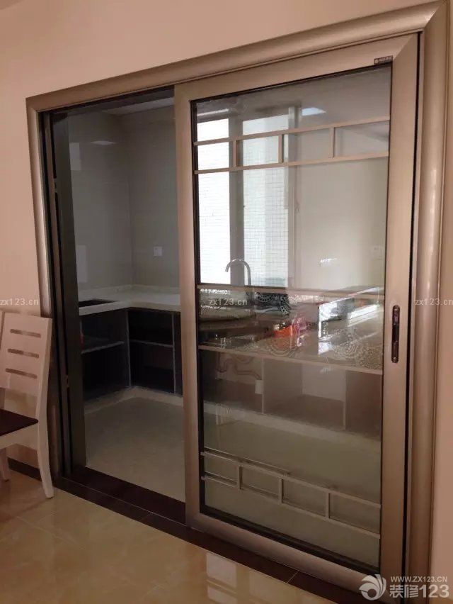 &nbsp;整個(gè)硬裝部分算是安全畢業(yè)了，這叫一個(gè)累啊。要不是整個(gè)裝修隊(duì)伍給力，多半我們已經(jīng)累壞了，還好裝修的工期在預(yù)期之內(nèi)，沒有到最熱的時(shí)候，而且最后整個(gè)預(yù)算也只是超過了一點(diǎn)點(diǎn)。接下來就是慢慢對家里的一些小飾品的添加，讓整個(gè)小家變得更加的溫馨一點(diǎn)。