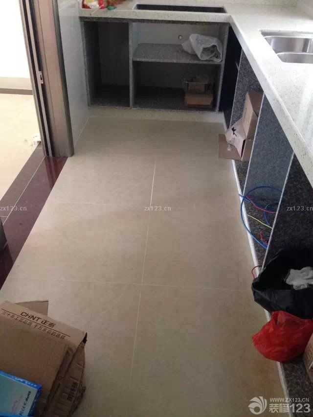 &nbsp;整個(gè)硬裝部分算是安全畢業(yè)了，這叫一個(gè)累啊。要不是整個(gè)裝修隊(duì)伍給力，多半我們已經(jīng)累壞了，還好裝修的工期在預(yù)期之內(nèi)，沒有到最熱的時(shí)候，而且最后整個(gè)預(yù)算也只是超過了一點(diǎn)點(diǎn)。接下來就是慢慢對家里的一些小飾品的添加，讓整個(gè)小家變得更加的溫馨一點(diǎn)。