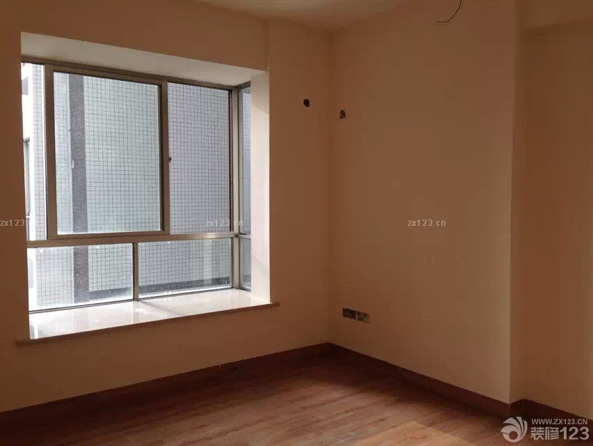 &nbsp;整個(gè)硬裝部分算是安全畢業(yè)了，這叫一個(gè)累啊。要不是整個(gè)裝修隊(duì)伍給力，多半我們已經(jīng)累壞了，還好裝修的工期在預(yù)期之內(nèi)，沒有到最熱的時(shí)候，而且最后整個(gè)預(yù)算也只是超過了一點(diǎn)點(diǎn)。接下來就是慢慢對家里的一些小飾品的添加，讓整個(gè)小家變得更加的溫馨一點(diǎn)。