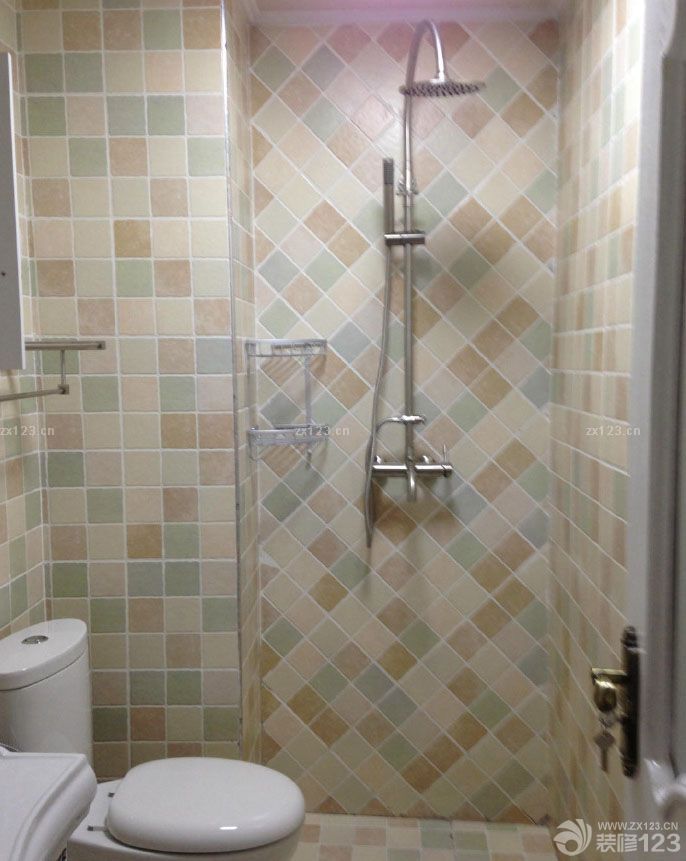 &nbsp;整個裝修工程總算完了，這段時間特別感謝兩個老表對裝修中的貢獻，裝修才能這么順利的完成。整個時間不算長，在預(yù)期之內(nèi)，預(yù)算也沒有超出。所以很溫馨的家就這么順利的建成了。