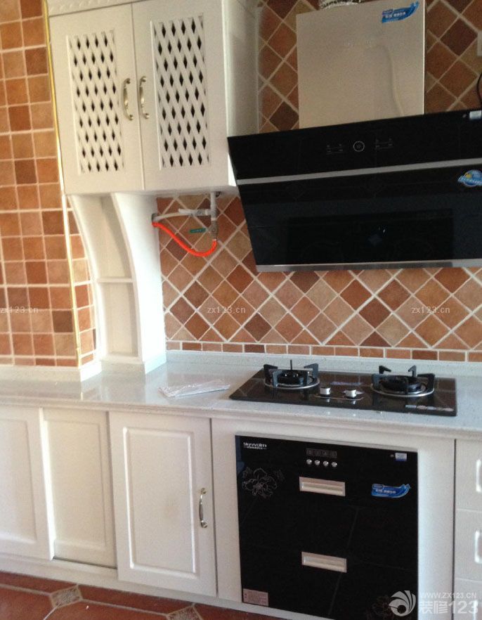 &nbsp;整個裝修工程總算完了，這段時間特別感謝兩個老表對裝修中的貢獻，裝修才能這么順利的完成。整個時間不算長，在預(yù)期之內(nèi)，預(yù)算也沒有超出。所以很溫馨的家就這么順利的建成了。