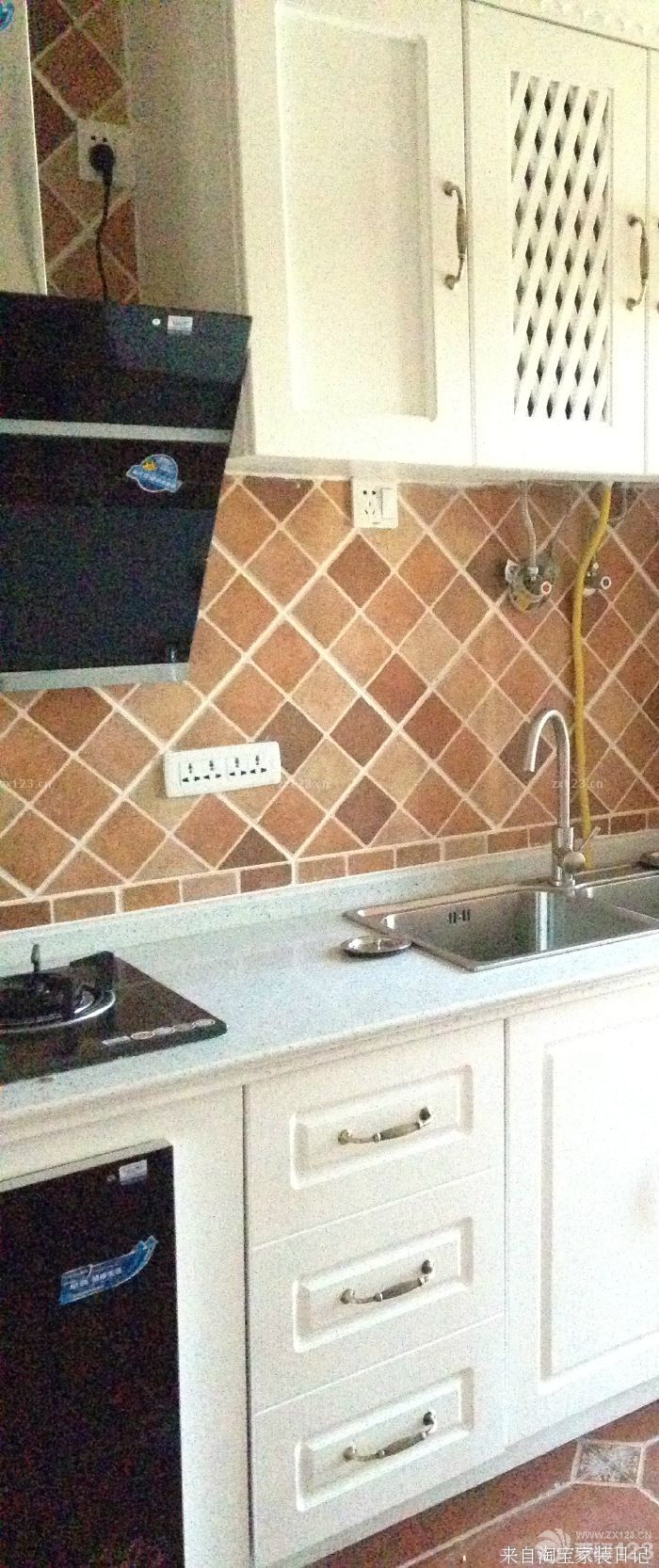 &nbsp;整個裝修工程總算完了，這段時間特別感謝兩個老表對裝修中的貢獻，裝修才能這么順利的完成。整個時間不算長，在預(yù)期之內(nèi)，預(yù)算也沒有超出。所以很溫馨的家就這么順利的建成了。