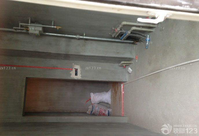 　　今天我們一家大早就跑到新房子那，開始找工人做防水，但因電工師傅沒把窟窿用水泥填上，今天只好先填縫，明天再做防水了，再次也謝謝我們家的水電師傅，不錯~! 贊一個~!~!<br>