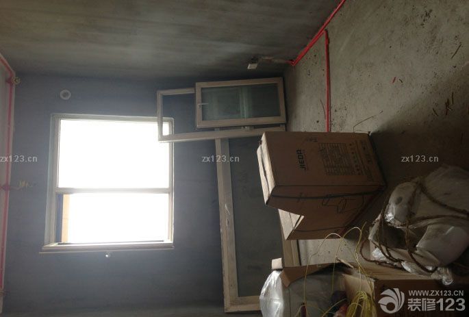 　　今天我們一家大早就跑到新房子那，開始找工人做防水，但因電工師傅沒把窟窿用水泥填上，今天只好先填縫，明天再做防水了，再次也謝謝我們家的水電師傅，不錯~! 贊一個~!~!<br>